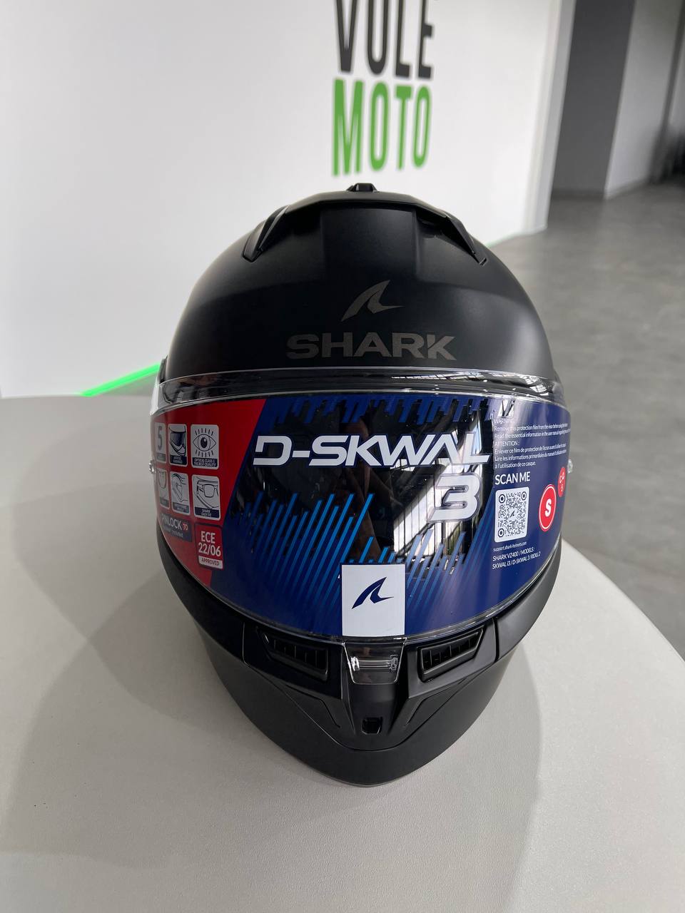 Мотошолом SHARK