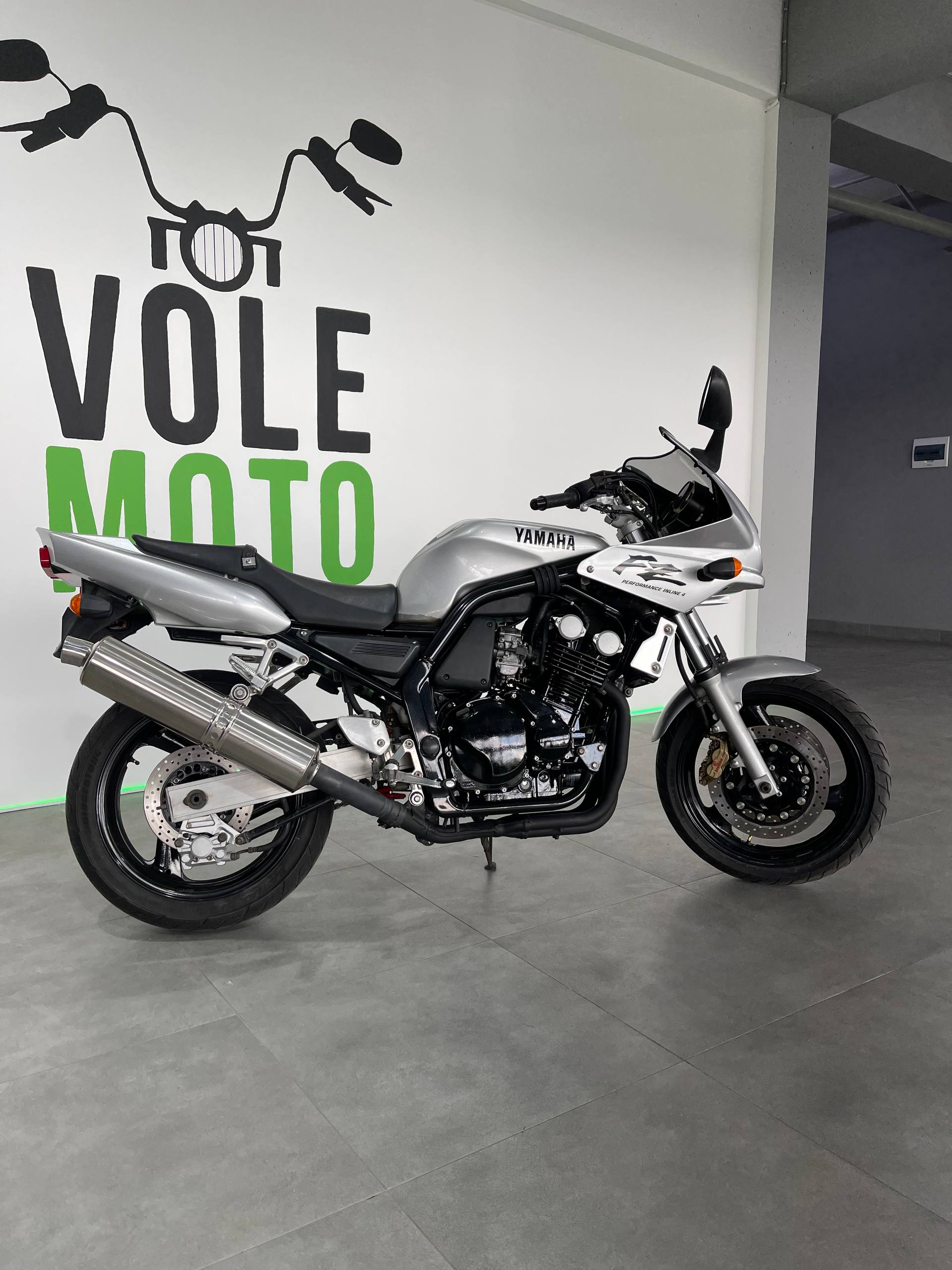 Yamaha FZ400