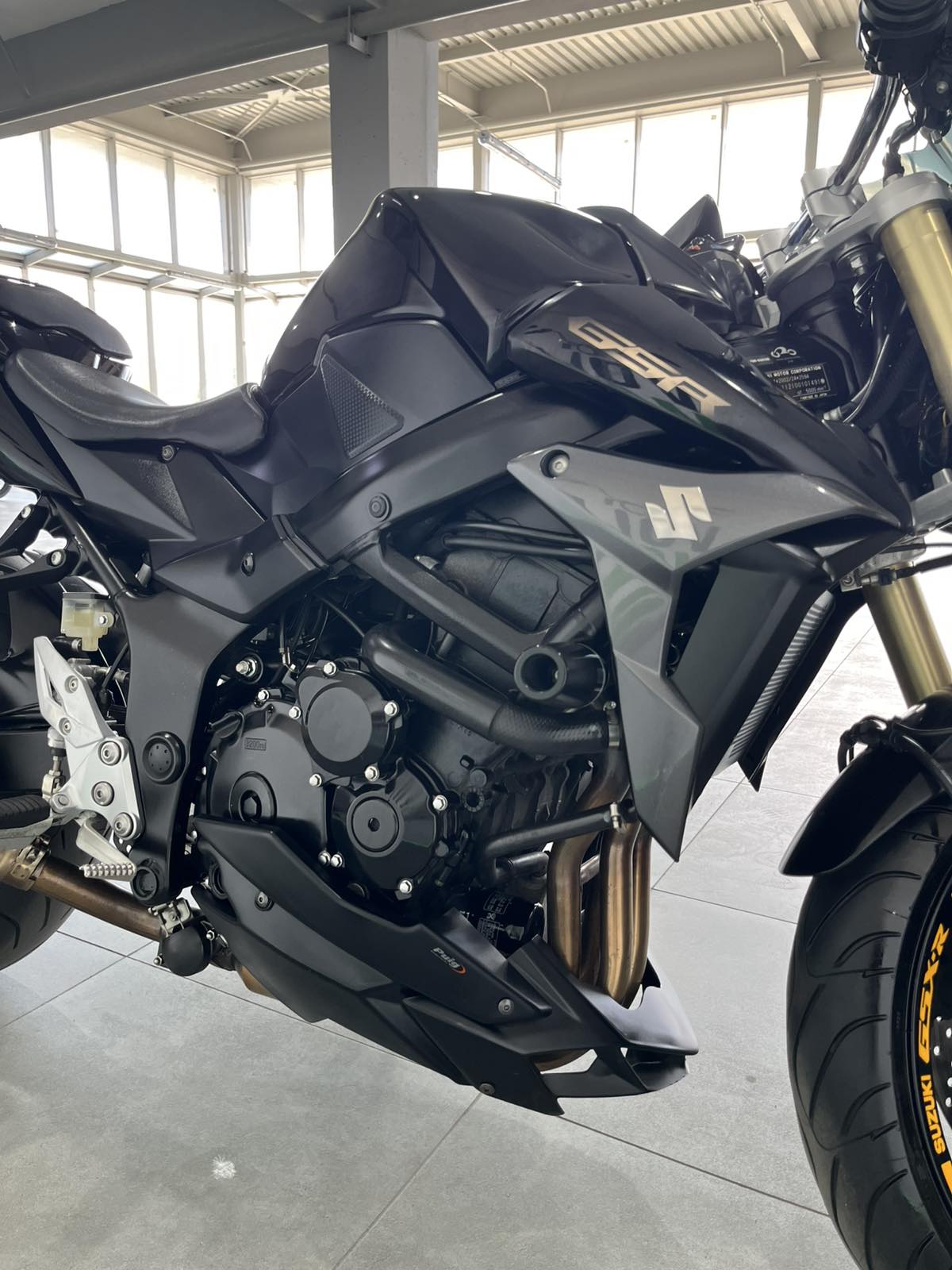 Suzuki GSR 750