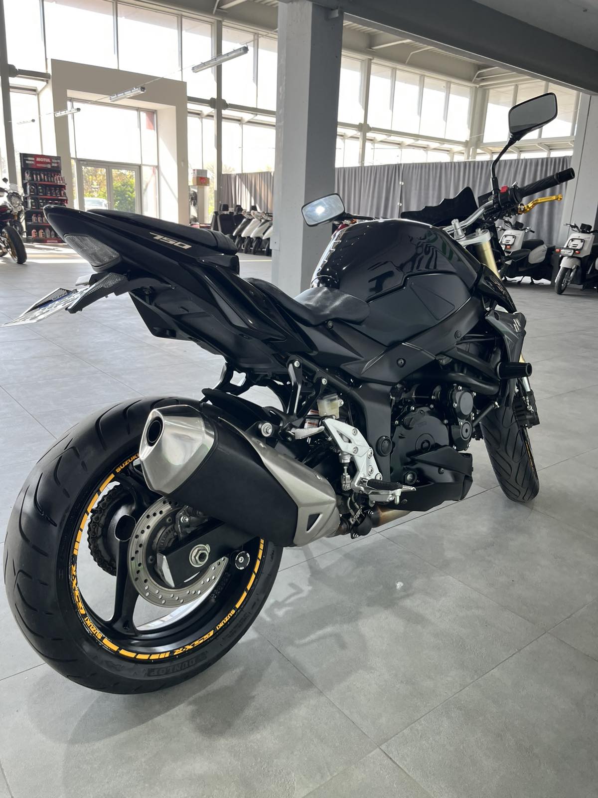 Suzuki GSR 750
