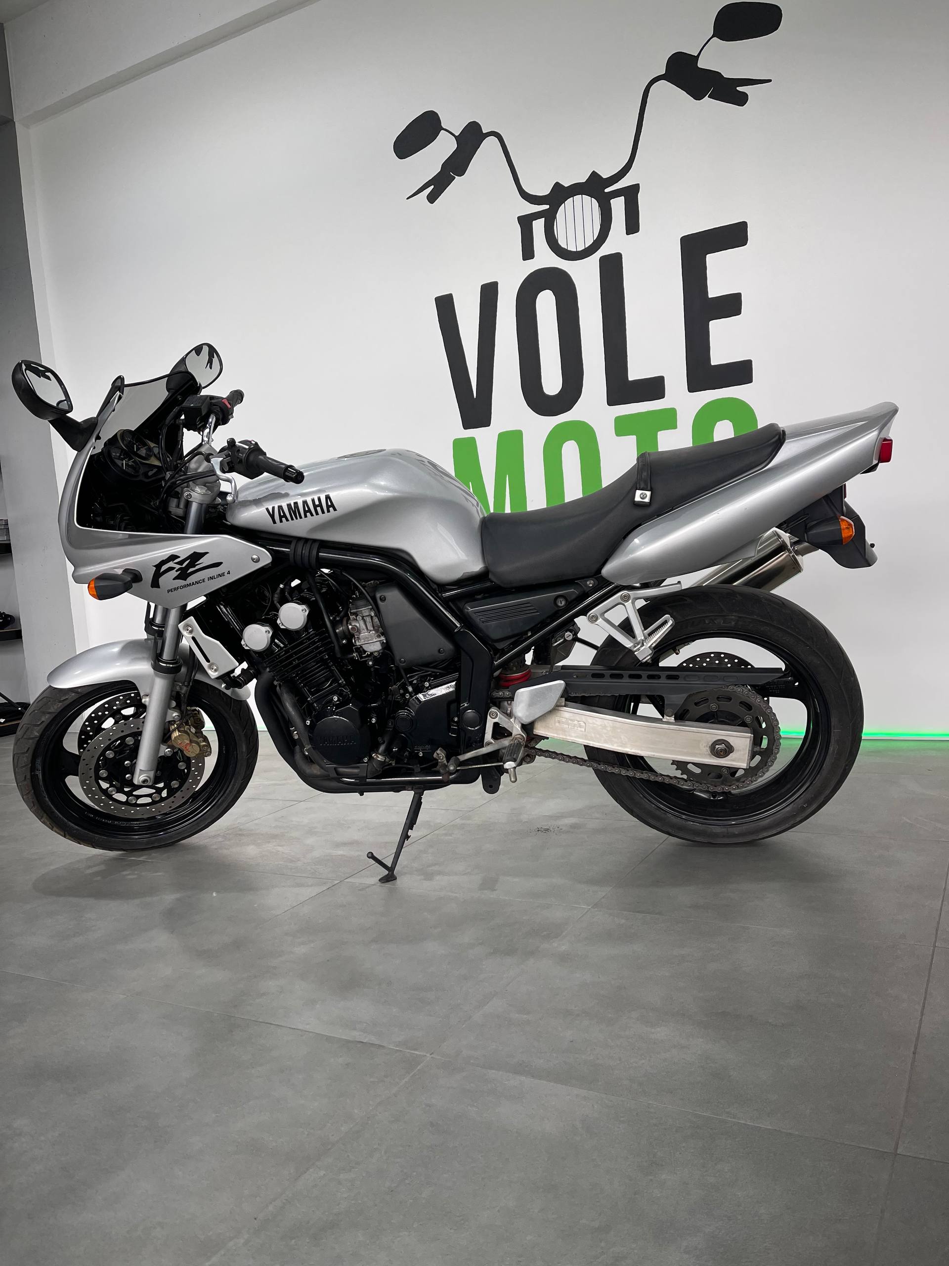 Yamaha FZ400