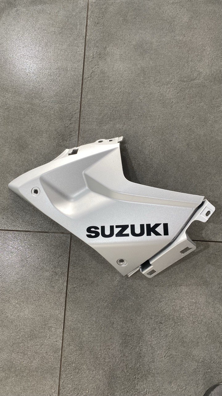 Обтічна накладка права середня верхня бічна Suzuki GSX 8R