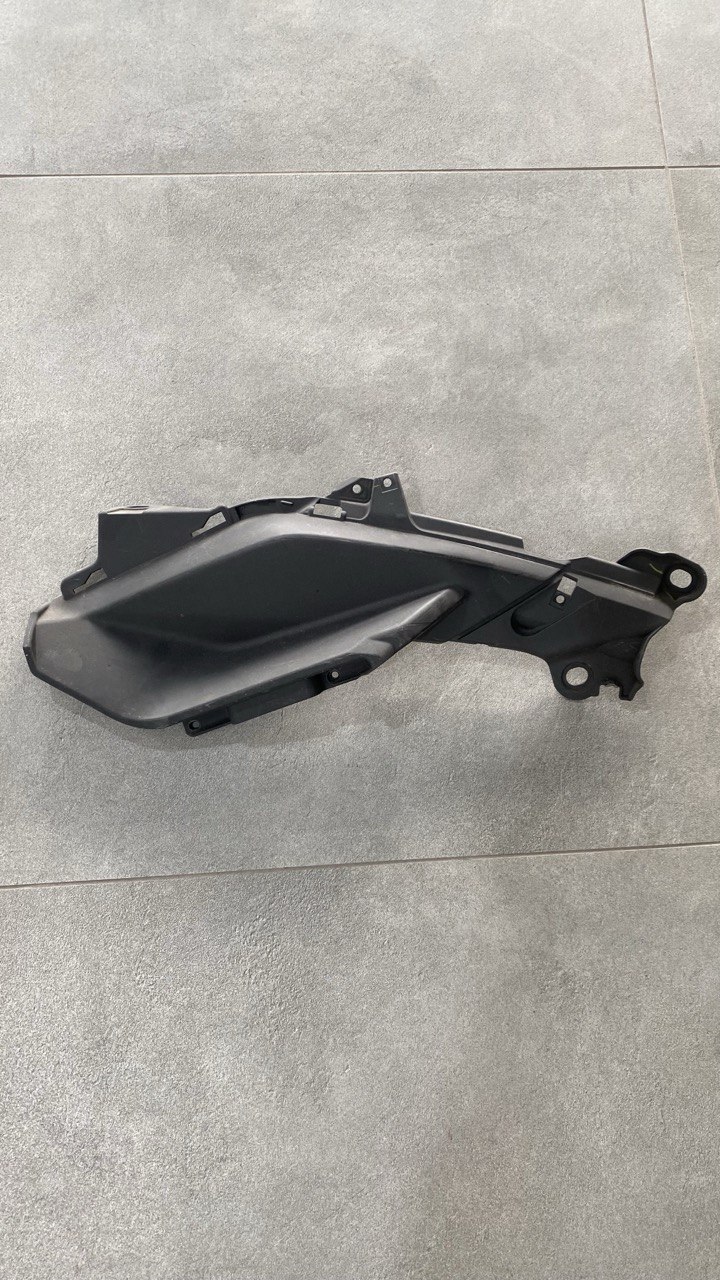 Права кришка рами Yamaha YZF R3