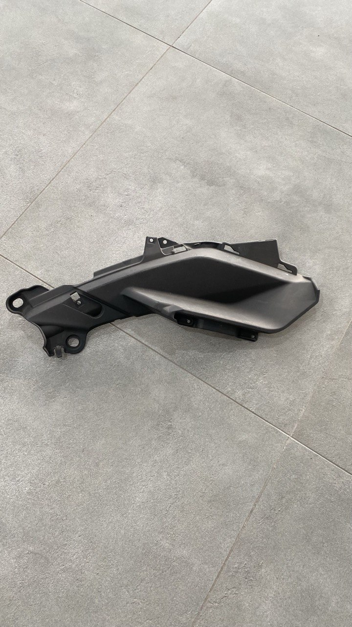 Ліва кришка рами Yamaha YZF R3
