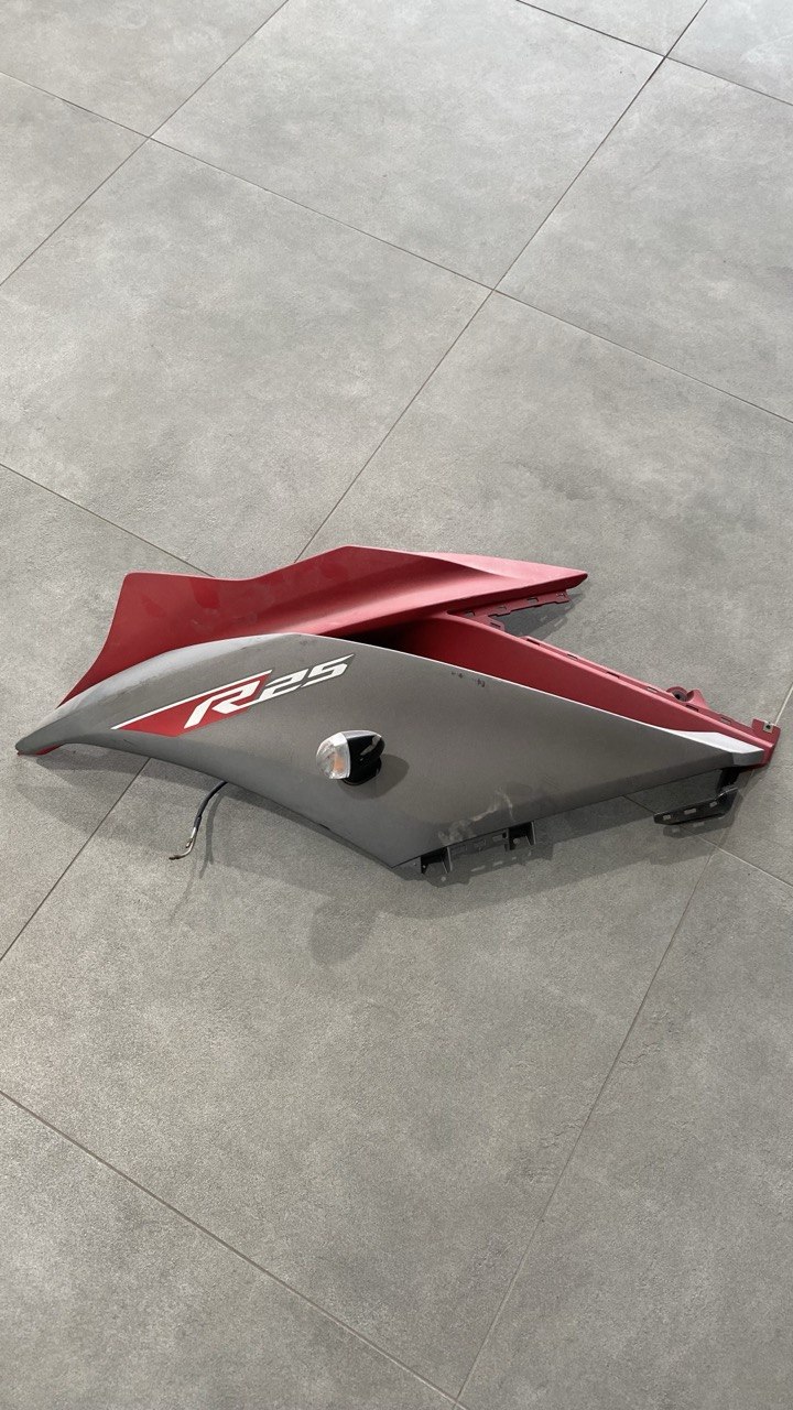 Бічна панель обтічника Yamaha YZF R25