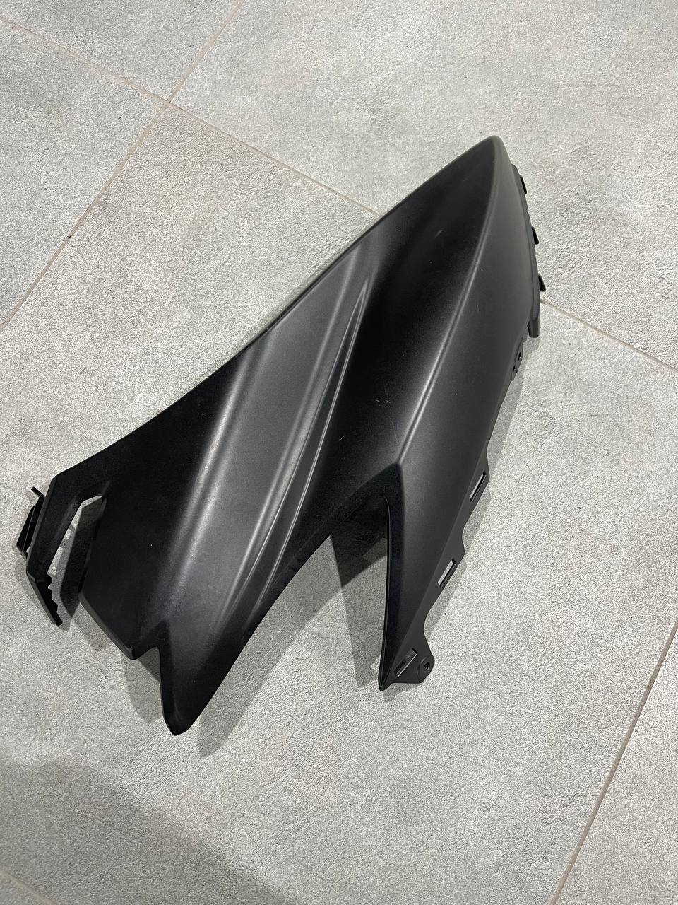 Правий обтікач Suzuki Burgman 125 2024
